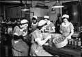 Packaging olives. 1939.