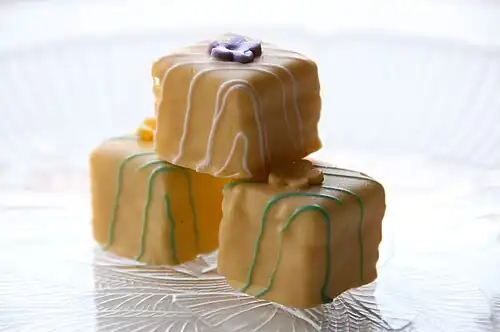 Petit four glacé